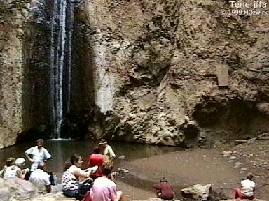 Am Fuß des Wasserfalls